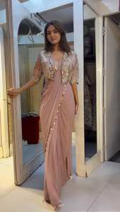 Sari en crêpe de soie lourd de créateur prêt-à-porter avec chemisier et veste brodés |   Collection Fête et Mariage - Product Image 4