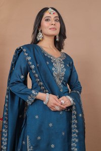 Réservez dès maintenant : Salwar Kameez Dupatta de Soirée Tendance à Coupe Droite, en Soie de Qualité Supérieure, Style Desi, Sain et Spécialement Conçu pour Femmes, en Promotion - Product Image 3