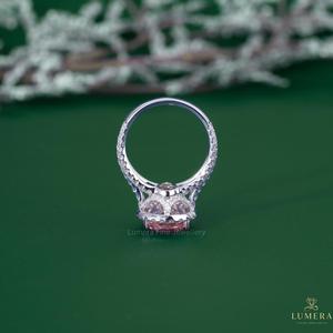 แหวนหมั้นเพชรทรงลูกแพร์สีชมพูแฟนซีสำหรับผู้หญิงจาก Lumera ประดับเพชรข้างสี D ได้รับการรับรองจาก IGI สไตล์โรแมนติก - Product Image 6