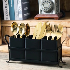 Soporte Simple para Cubiertos de Color Negro para Servir Invitados en Reuniones Familiares, Picnics al Aire Libre o Cenas en el Jardín - Product Image 2