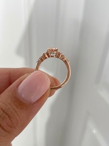 Bague classique en diamant rose clair taille ovale avec pierres latérales blanches, plaqué or rose 14 carats - Cadeau d'anniversaire et de mariage - Product Image 4