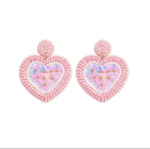 Nouveautés : Boucles d'oreilles clous classiques unisexe, faites main, en perles de rocaille, couleur rose vif et blanc, design chapeau rose, pour enseignant(e)s et mariages - Product Image 5
