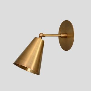 Lámpara de pared minimalista de metal con brazo ajustable y pantalla cónica, iluminación decorativa para uso en interiores. - Product Image 2