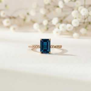 Anillo de compromiso clásico con topacio azul de diciembre, corte esmeralda, chapado en oro, plata de ley 925, anillo con piedra preciosa para uso diario. - Product Image 2