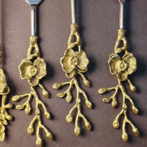 Ensemble de couverts en acier inoxydable et laiton ergonomique à haute arche, résistant à la rouille, écologique et durable, 5 pièces, motif de feuilles de fleurs en relief - Product Image 4