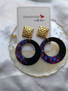 Boucles d'oreilles créoles en résine faites à la main avec breloque carrée dorée, motif noir et multicolore moucheté, bijoux tendance - Product Image 5