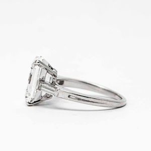 Elegante Anillo de Compromiso de Oro Blanco de 14K con Diamantes Cultivados en Laboratorio de Corte Esmeralda de 5.00ct en Engaste de Tres Piedras - Product Image 4