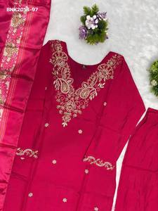 Seda romana de la mejor calidad con bordado y trabajo manual, buti y cuello recto, kurti-pantalón, dupatta con estampado digital a precio de mayorista. - Product Image 5