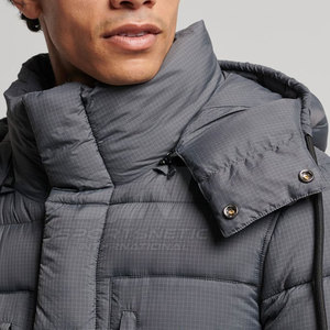 Abrigo largo moderno y ligero con diseño de longitud extendida y tacto acogedor para la temporada de invierno. - Product Image 3