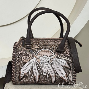 Bolso de Viaje de Cuero Personalizado con Diseño Tribal de Calavera de Toro, Bolso de Mano Mediano de Cuero Vacuno, Bolso de Viaje Unisex - Product Image 1