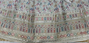 Hermoso Vestido Anarkali Blanco de Georgette con Lentejuelas Bordadas para Fiestas Indias y Pakistaníes, Largo hasta el Suelo - Product Image 4