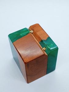 Caja de Anillo Cuadrada Magnética de Resina y Madera Hecha a Mano por Bela Artisan, Estilo Rústico-Moderno, Portátil, con un Solo Compartimento, Modelo 111 - Product Image 2