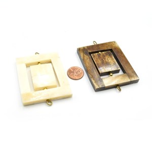 Colgante artesanal de hueso de buey natural: Cuentas rectangulares centrales |   Componentes para la Fabricación de Joyería |   Blanco, marrón claro y oscuro - Product Image 2