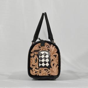 Bolsa de Viaje de Cuero de Lujo con Diseño Floral Repujado y Cierre de Cremallera con Panel a Cuadros Blanco y Negro - Product Image 2