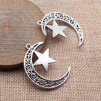 Colgante de Estrella y Creciente con Grabado Decorativo 40x30mm de Aleación de Zinc Plateado Antiguo para la Creación de Marcapáginas Celestiales