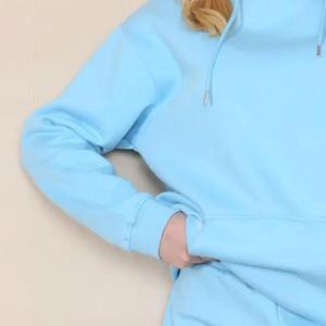 Ensemble court personnalisé pour femme : sweat à capuche court et short zippé en molleton de coton respirant et écologique avec service OEM - Product Image 5