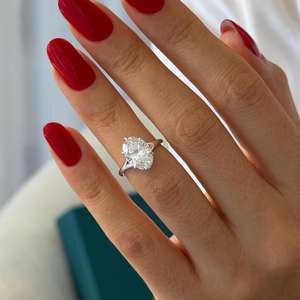 แหวนเพชรทรงรี 3 กะรัต E VVS2 แบบหกขา แหวนหมั้นแบบ Low Set Split Shank Solitaire ทองคำขาว 14k รับรองโดย IGI - Product Image 1