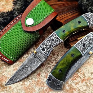 Couteau de poche pliant en acier Damas fait main avec manche en résine de qualité supérieure - Product Image 1