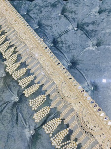 Sublimez votre entrée avec un toran artisanal richement perlé, un décor suspendu traditionnel aux élégants accents de perles, idéal pour la décoration intérieure et les mariages festifs. - Product Image 3