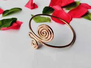 Brazalete Espiral de Cobre Hecho a Mano, Brazalete Boho con Alambre Envolvente - Product Image 3