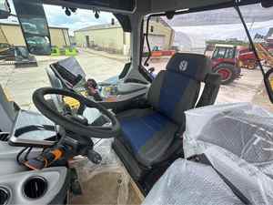 Tractor Agrícola T7 |   Tractor de Ruedas 4x4 de Alto Rendimiento con Motor FPT |   Transmisión de 230 HP, confiable y duradera - Product Image 5