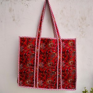Bolso Tote Acolchado de Algodón Jaipuri con Cremallera, Estampado Floral Rojo Vibrante, Bolso de Hombro Hecho a Mano, Bolso de Compras con Estampado Indio - Product Image 1