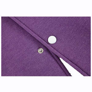 Mangas de piel sintética de tacto premium y detalles de letras llamativas que aportan energía a los atuendos diarios con jeans. - Product Image 2