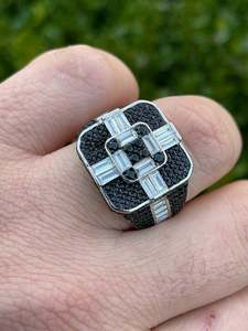 Bague signet pour homme en or blanc avec diamants taille baguette et pavé de diamants noirs pour un usage quotidien - Product Image 1