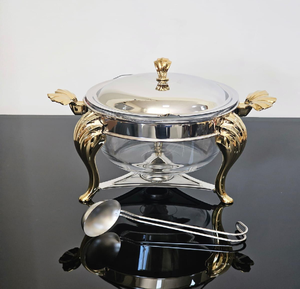 Elegante sartén para sopa plateada con base de pedestal y asas decorativas. Disponible a precios de mayorista. - Product Image 3