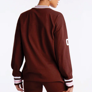 เสื้อยืดโอเวอร์ไซส์ทรงบ็อกซี่ คอวี สไตล์วินเทจ ลายฟุตบอล/บาสเก็ตบอล สีน้ำตาลแบบคัสตอม สไตล์ Y2K สำหรับผู้หญิง - Product Image 2