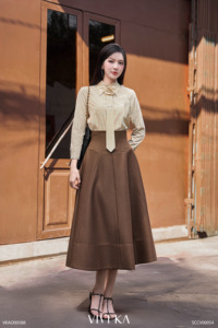 เสื้อเชิ้ตผู้หญิงลายทางสีเหลืองสุดหรู พร้อมเนคไทถอดได้ ประดับดอกไม้ แขนยาว ทรงเข้ารูป ผ้าคอตตอนผสม สีม่วง - Product Image 2