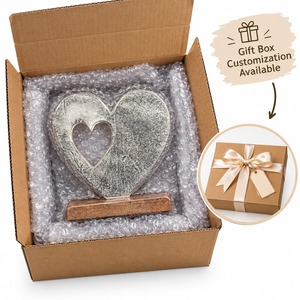 Sculpture de cœur en métal rustique avec base en bois, finition vieillie artisanale, décoration de table, thème de la Saint-Valentin, amour - Product Image 5