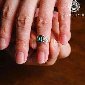 Bague de fiançailles pour femme Charm Jewells plaquée or 18 carats avec moissanite taille coussin, sertie à griffes, pierre précieuse classique certifiée IGI - Product Image 2