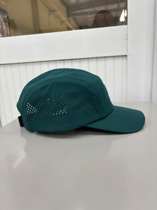 Casquette unisexe Injae Vina 5 panneaux vert foncé avec logo brodé en maille, idéale pour le sport et les loisirs en extérieur au printemps et en été, coupe laser - Product Image 3