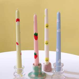 Ensemble de 4 bougies coniques artisanales en cire de soja et de paraffine, aux couleurs pastel, sans fumée, parfum lavande, pour les fêtes de Noël et de Pâques - Product Image 3