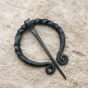 Collier pendentif croix de troll forgé à la main par un forgeron, amulette viking médiévale en fer avec dessus torsadé, vente en gros sur mesure - Product Image 5