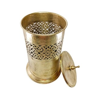 Contenedor de basura con acabado dorado premium y adornos ornamentales, ideal para catering y ocasiones festivas. Venta al por mayor desde India. - Product Image 4