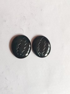พลอยแบล็คออนิกซ์ทรงรีแบบคาโบชองสำหรับทำต่างหู ขัดเงาแล้ว ได้รับการรับรองจาก IGI แคลซิโดนีธรรมชาติมีประกายรุ้ง - Product Image 1