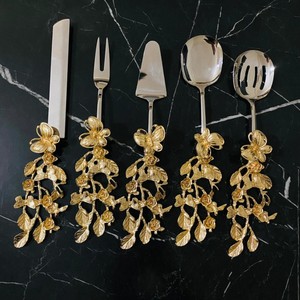Juego de Cubiertos Metálicos con Diseño Floral y Mangos Bañados en Oro para Uso Decorativo en Bodas - Product Image 4