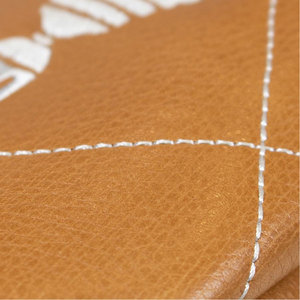 MAKUM INTERNATIONAL Funda para la Cabeza del Palo de Golf Old Tom, de Cuero Marrón y Blanco, con Logotipo Grabado, Cierre Elástico Duradero y Autoadhesivo - Product Image 3