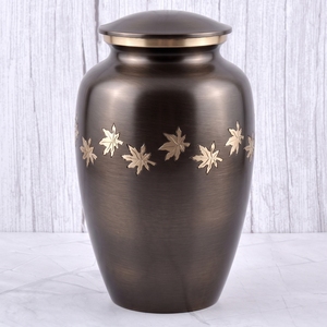 Urne funéraire pour adultes en laiton à motif floral noir et or avec finition brillante pour cendres humaines, urne commémorative funéraire - Product Image 3