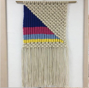 Impresionante Adhesivo de Pared de Macramé Geométrico Vertical con Bloques de Color Intensos y Cordones Naturales, Diseño Contemporáneo, Precios al por Mayor - Product Image 1