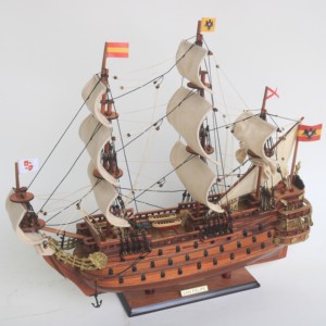 Modelo de Barco Histórico SAN FELIPE Pequeño, Hecho a Mano en Madera, Arte Folclórico Español, Pulido y Pintado, 40 cm, para Regalo o Decoración de Mesa - Product Image 1