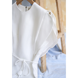 Blusa Elegante de Poliéster y Spandex para Mujer, Cuello Redondo, Manga con Volantes en Capas, Peplum, con Cinturón Hecho a Mano, Diseño Personalizado SOLI, ODM OEM - Product Image 5