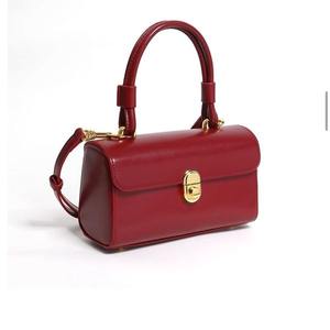 Bolso de mano de cuero genuino rojo para mujer, estilo vintage, con asa superior, estructurado, tipo bandolera, con cierre dorado y diseño de caja. - Product Image 6