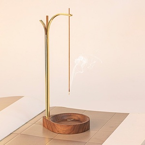 Porte-encens élégant à suspendre en laiton avec cendrier en bois. Décoration Zen Moderne et Créative pour la Maison et le Bureau - Product Image 1