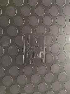 Rollo de lámina de caucho industrial para mesa de trabajo, para revestimiento de superficies de protección en talleres y aplicaciones de fabricación de alta resistencia. - Product Image 3