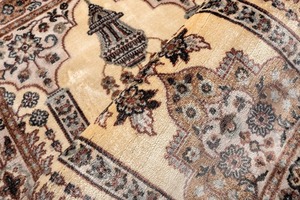 Alfombra de Oración Islámica de Viscosa con Sensación de Seda en Color Marfil y Beige, Directo de Fábrica, Alfombra de Adoración Musulmana Premium Disponible al Mejor Precio - Product Image 3