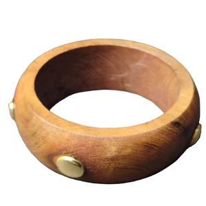 Brazalete de madera natural hecho a mano con remaches de latón pulido, estilo punk, brazalete artesanal de madera, joyería de moda. - Product Image 1