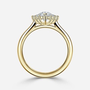 Anillo de compromiso con diamante cultivado en laboratorio de corte pera de 2.10 quilates, oro amarillo con halo de flores. - Product Image 1